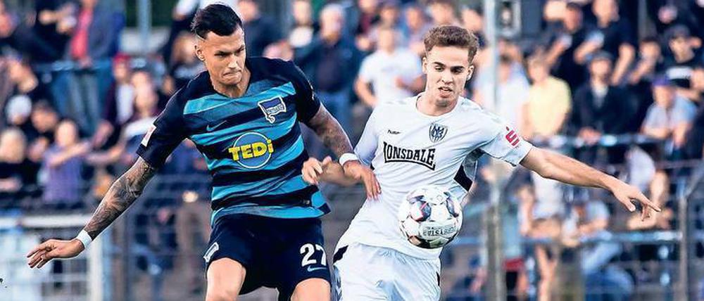 Doppelter Torschütze. Davie Selke von Hertha BSC (l.), der sich unter anderem gegen den Babelsbergs Ex-Herthaner Farid Abderrahmane durchsetzen musste, traf im „Karli“ gleich zwei Mal für die Gäste aus Berlin.