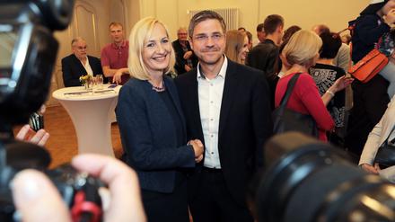 Mike Schubert gewinnt die Stichwahl und wird damit neuer Oberbürgermeister Potsdams. Herausforderin Martina Trauth gratuliert.