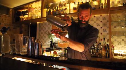 Alexander Michel mixt in der Bar Rückholz.