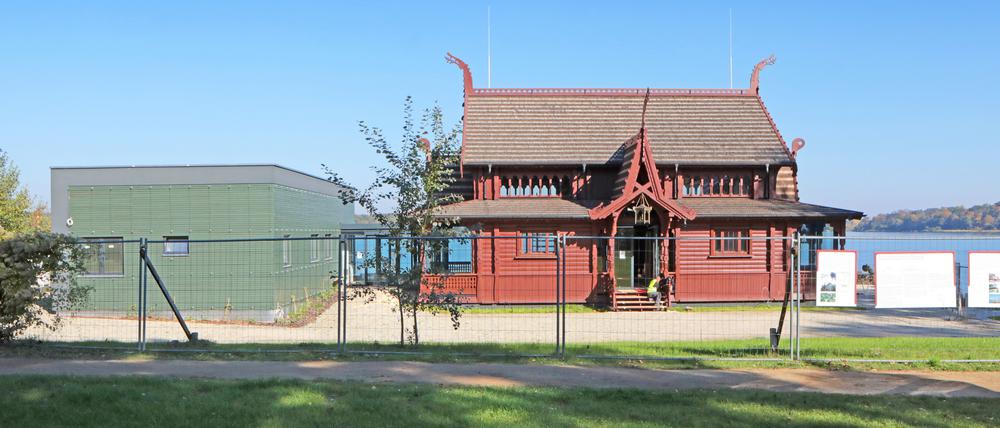 Die wiedererrichtete Ventehalle und der Wirtschaftsneubau, in den die Küche kommen soll.