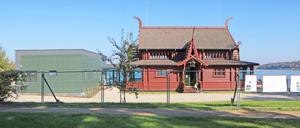 Die wiedererrichtete Ventehalle und der Wirtschaftsneubau, in den die Küche kommen soll.