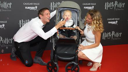Ausflug zu Harry Potter: Schauspieler und Moderator Peer Kusmagk mit Freundin Janna "Janni" Hönscheid und Sohn Emil Ocean.