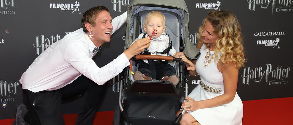 Ausflug zu Harry Potter: Schauspieler und Moderator Peer Kusmagk mit Freundin Janna "Janni" Hönscheid und Sohn Emil Ocean.