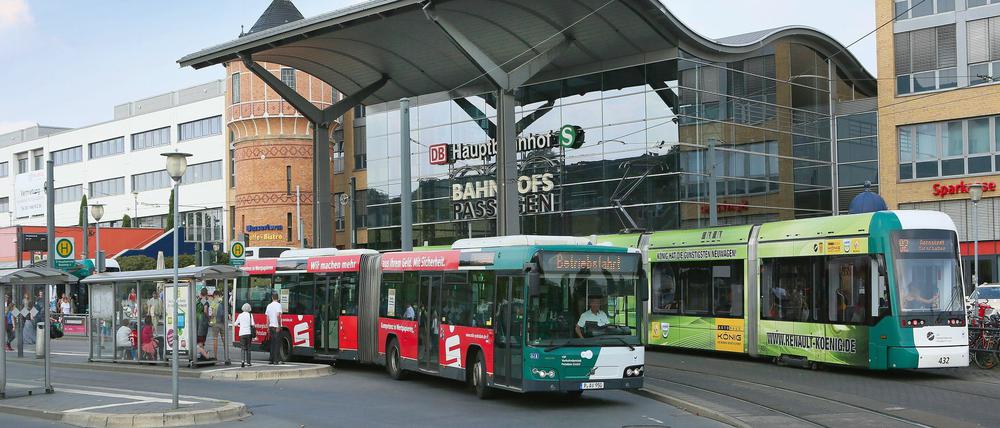 Vergleichsweise günstig. Am Potsdamer Hauptbahnhof ist der zentrale Umsteigepunkt im Nahverkehrsnetz.