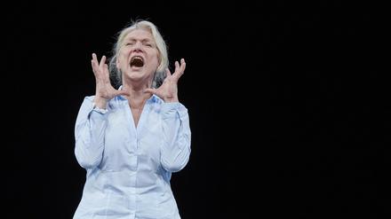 Rita Feldmeier in "Occident Express" von Stefano Massini, das am Freitag Premiere hatte.