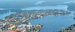 Zwischen Glienicker Horn (o.r.) und der Villa Tummeley gibt es keinen Uferweg. 
