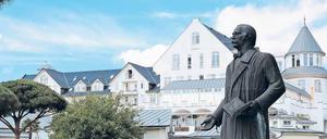 An der Fontane-Statue, die im Resort Schwielowsee steht, soll die Abschlussveranstaltung zum Fontanejahr stattfinden. 