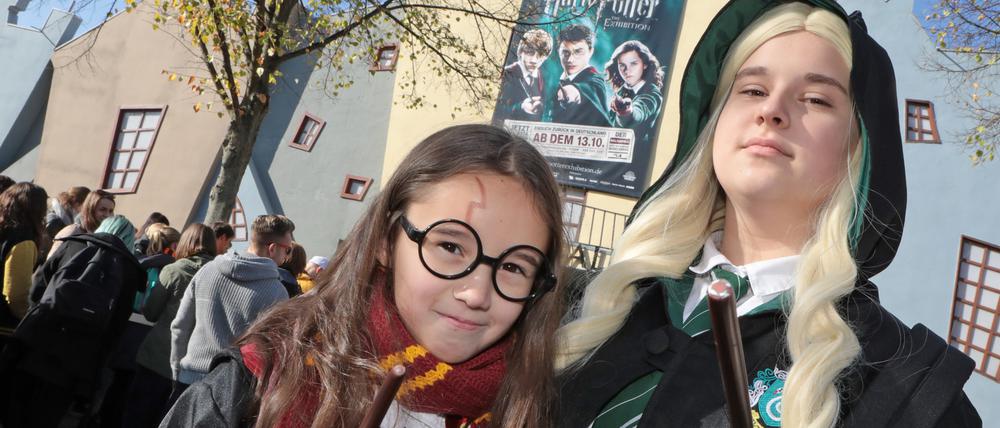 Josephine und Schanti aus Halle kamen als Harry und Draco verkleidet zur Harry-Potter-Schau nach Babelsberg.