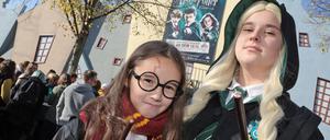 Josephine und Schanti aus Halle kamen als Harry und Draco verkleidet zur Harry-Potter-Schau nach Babelsberg.
