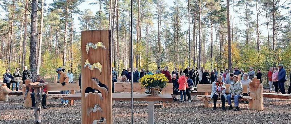 Im Wald zwischen Beelitz und Beelitz Heilstätten wird seit Samstag ein halber Hektar als Ruheforst genutzt. 