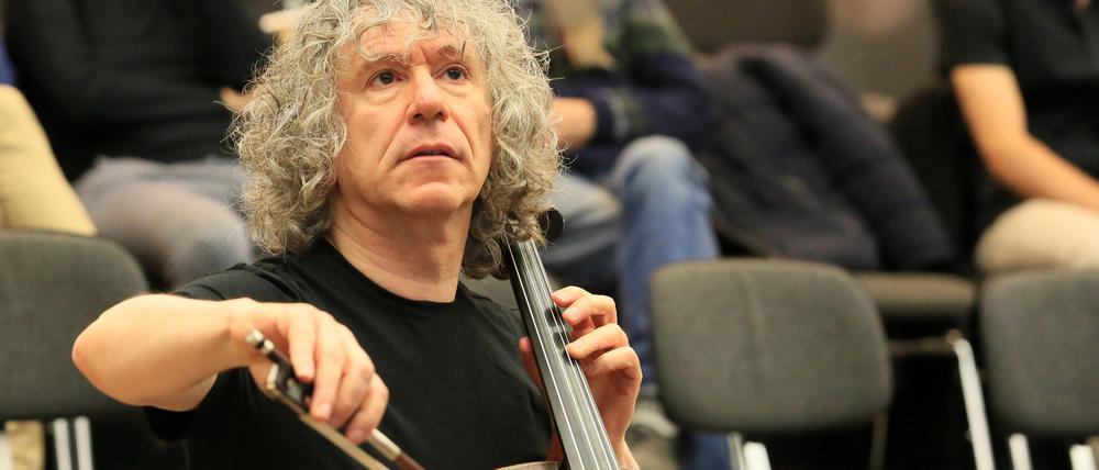 Der Cellist Steven Isserlis bei einer Probe im Potsdamer Nikolaisaal.