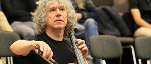 Der Cellist Steven Isserlis bei einer Probe im Potsdamer Nikolaisaal.