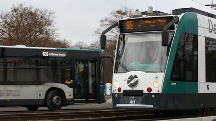 Straßenbahnen und Busse fahren am Reformationstag in Potsdam nicht wie an regulären Werktagen.