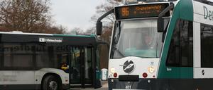 Straßenbahnen und Busse fahren am Reformationstag in Potsdam nicht wie an regulären Werktagen.