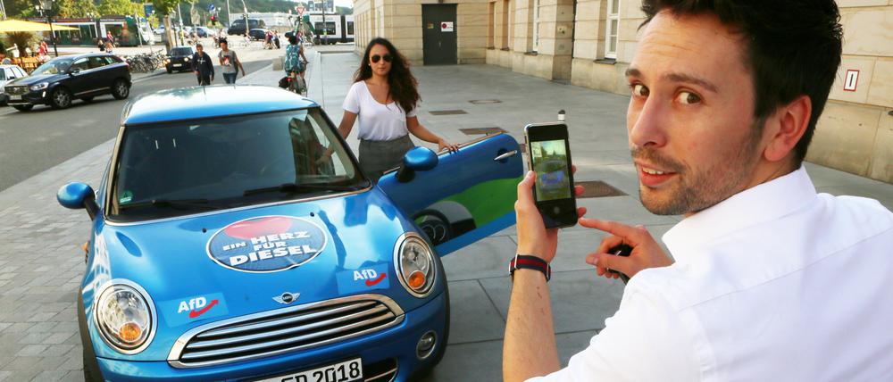 Unterstützen sich gegenseitig im Wahlkampf: Dennis Hohloch mit seiner Freundin Mary Khan in Potsdam.