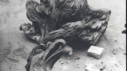 Der preußische Adler mit Kriegsschäden. Ein symbolhaftes Foto von der Fassade des Berliner Schlosses.