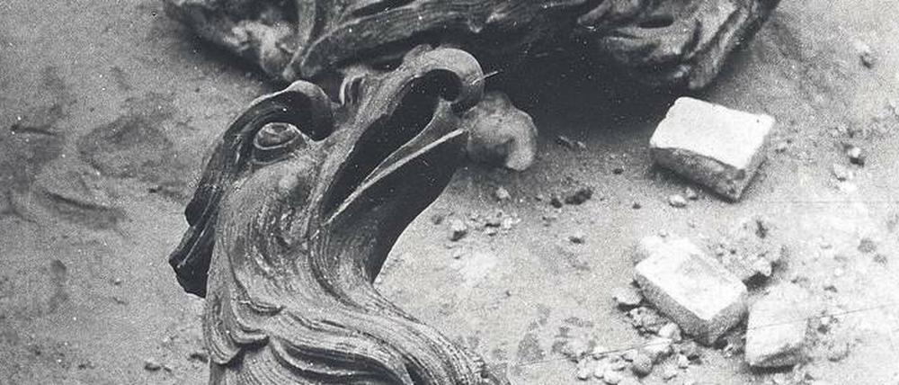 Der preußische Adler mit Kriegsschäden. Ein symbolhaftes Foto von der Fassade des Berliner Schlosses.