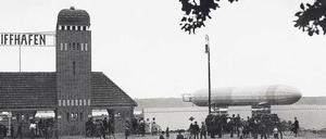 Das Zeppelin-Luftschiff „Schwaben“ 1911 nach seiner Notlandung im Potsdamer Luftschiffhafen.
