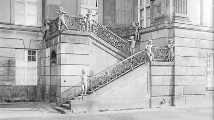 Die historische Aufnahme der Treppe, die zur Privatwohnung des Königs führte, stammt aus der Zeit zwischen 1927 und 1940. 