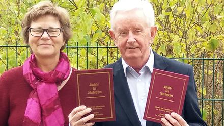 Buchtitel "Sprüche der Werderschen". Stadtchronist Baldur Martin. Martin und seine Frau Hella mit den beiden Auflagen.