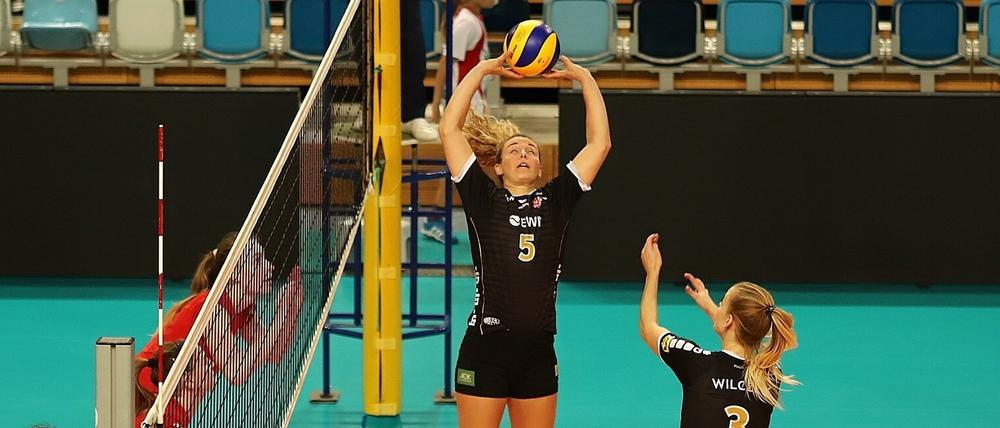 Neuer Dreh- und Angelpunkt. Die US-amerikanische Zuspielerin Lexi Dannemiller (am Ball) soll beim SC Potsdam für Kreativität und Präzision in der Offensive sorgen.