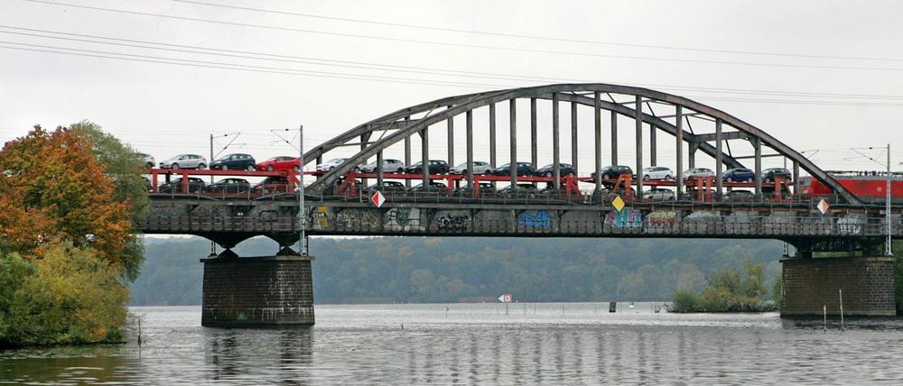 Am Bahndamm am Templiner See könnte die Havelspange entstehen. 