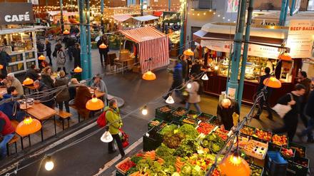 Die Markthalle 9 in Berlin-Kreuzberg bietet kulinarische Köstlichkeiten.