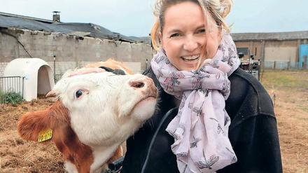 Doreen Engelhardt ist wichtig, dass sich die Kühe wohlfühlen. Auf der Weidelandfarm dürfen die Tiere von der Geburt bis zum Tod auf den Weiden grasen.