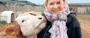 Doreen Engelhardt ist wichtig, dass sich die Kühe wohlfühlen. Auf der Weidelandfarm dürfen die Tiere von der Geburt bis zum Tod auf den Weiden grasen.