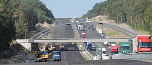  Während unter der Eisenbahnbrücke bei Ferch inzwischen auf beiden Fahrspuren Autos unterwegs sind, soll ab Donnerstag auch die nördliche Fahrbahn zwischen Michendorf und dem Dreieck Nuthetal befahren werden können. 