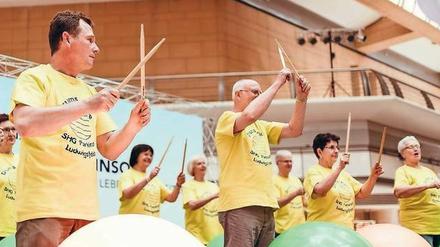 Trommeln gegen Parkinson. Die Percussion-Band der Selbsthilfegruppe Ludwigsfelde wird beim Teltowkanal-Halbmarathon am Streckenrand für Stimmung sorgen und die Läufer rhythmisch unterstützen. 