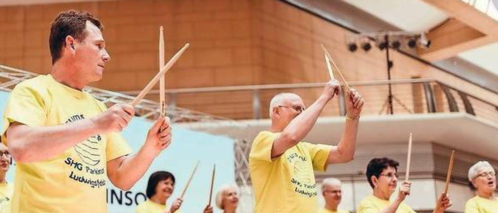 Trommeln gegen Parkinson. Die Percussion-Band der Selbsthilfegruppe Ludwigsfelde wird beim Teltowkanal-Halbmarathon am Streckenrand für Stimmung sorgen und die Läufer rhythmisch unterstützen.