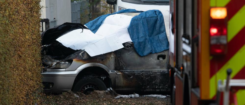 Das Fahrzeug war aus bislang ungeklärten Ursachen in Flammen aufgegangen.