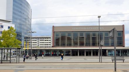 Vor der Stadthalle Cottbus wurde die junge Frau aus Ägypten von einem Auto erfasst.