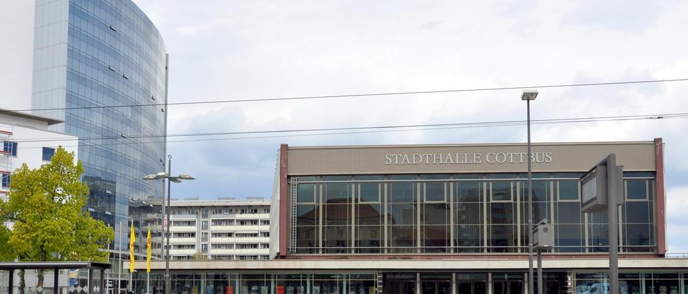 Vor der Stadthalle Cottbus wurde die junge Frau aus Ägypten von einem Auto erfasst.