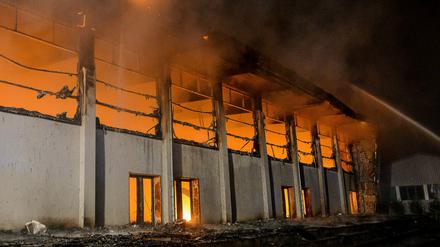 Lichterloh brannte die als Asylheim vorgesehene Sporthalle nach dem Anschlag.