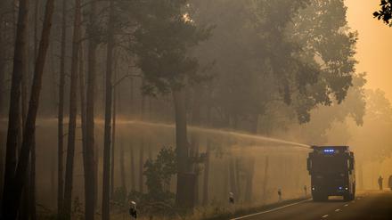 Beim Waldbrand in Treuenbrietzen (Brandenburg) Ende August waren auch Wasserwerfer der Polizei im Einsatz.