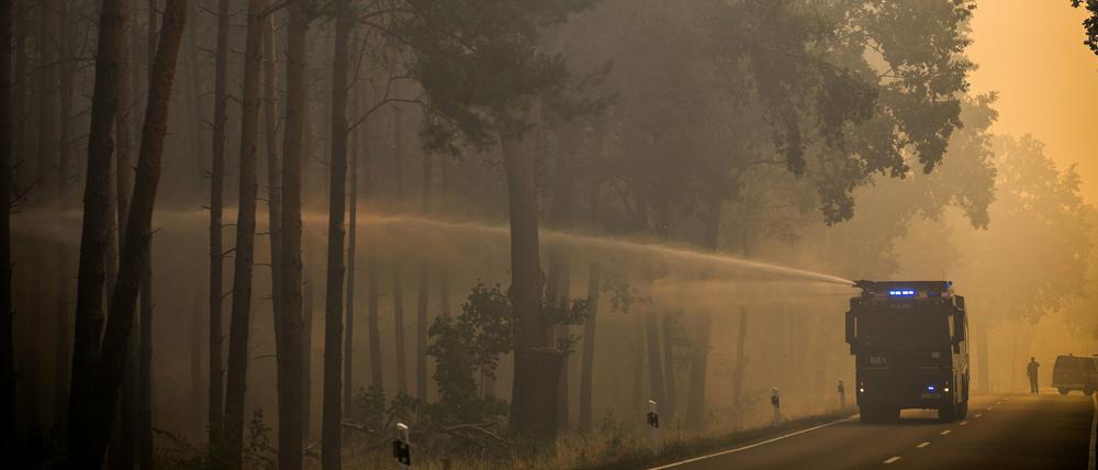 Beim Waldbrand in Treuenbrietzen (Brandenburg) Ende August waren auch Wasserwerfer der Polizei im Einsatz.