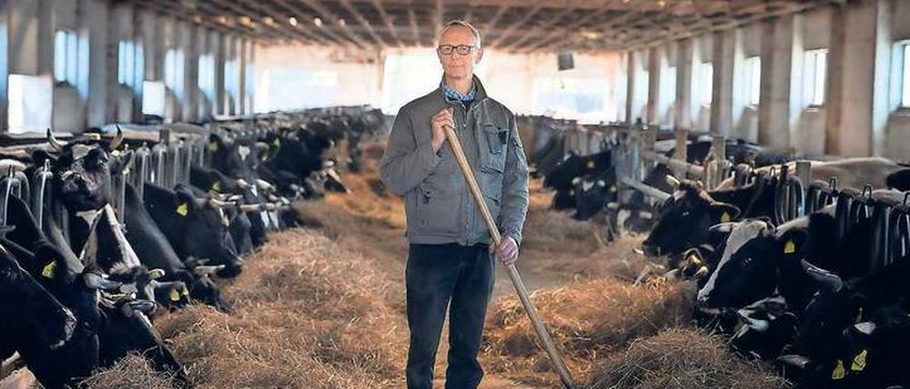Der Brandenburger Bio-Landwirt Heiner Lütke Schwienhorst verklagt die Bundesregierung.