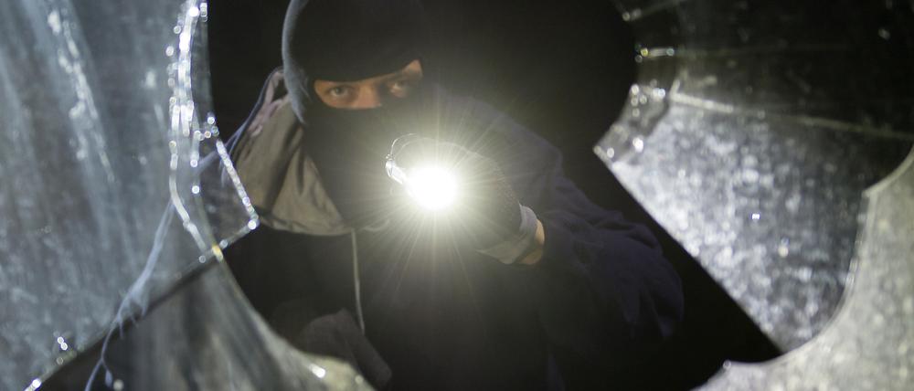 Die Polizei fahndet nach Einbrechern, die in Potsdam und Potsdam-Mittelmark am Wochenende aktiv waren.