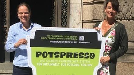 Marie-Luise Glahr (links) und die Babelsberger Designerin Jenne-Baule Prinz mit dem Design des Potspresso-Bechers.