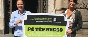 Marie-Luise Glahr (links) und die Babelsberger Designerin Jenne-Baule Prinz mit dem Design des Potspresso-Bechers.