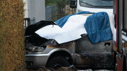 Michendorf: Dieses Auto war aus bislang ungeklärten Ursachen in Flammen aufgegangen.