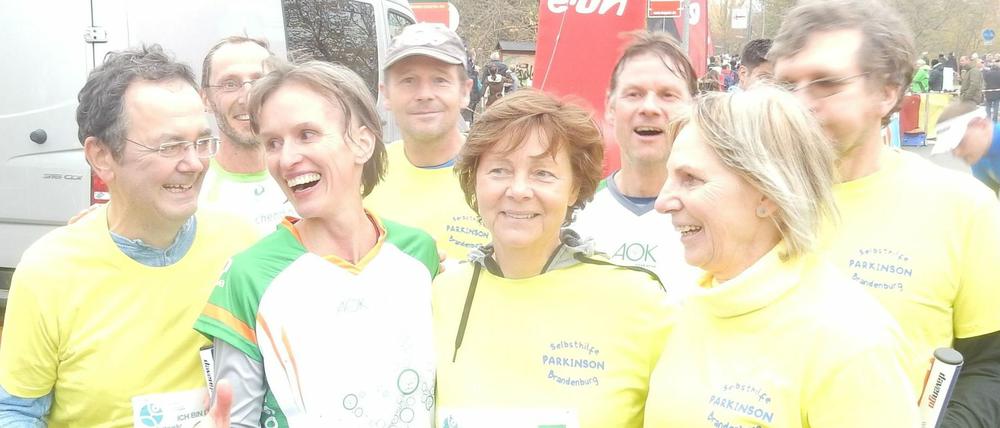 Glücklich im Ziel. Die Parkinson-Heldenstaffel am Teltowkanal.