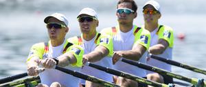 Kraftakt. Mit dem Standortwechsel wird von Hans Gruhne (2.v.l.) viel abverlangt.