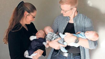Glück zu Fünft. Anna, Vincent und Viktor mit ihren Eltern.