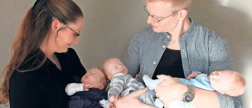 Glück zu Fünft. Anna, Vincent und Viktor mit ihren Eltern.