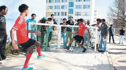 Der Teltower Fußballverein hat dem örtlichen Flüchtlingsheim Fußbälle gespendet.