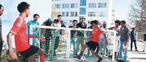 Der Teltower Fußballverein hat dem örtlichen Flüchtlingsheim Fußbälle gespendet.