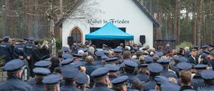 Kollegen, Freunde und Angehörige gehen auf den Friedhof zur Beisetzung eines der beiden im Februar 2017 getöteten Polizisten.